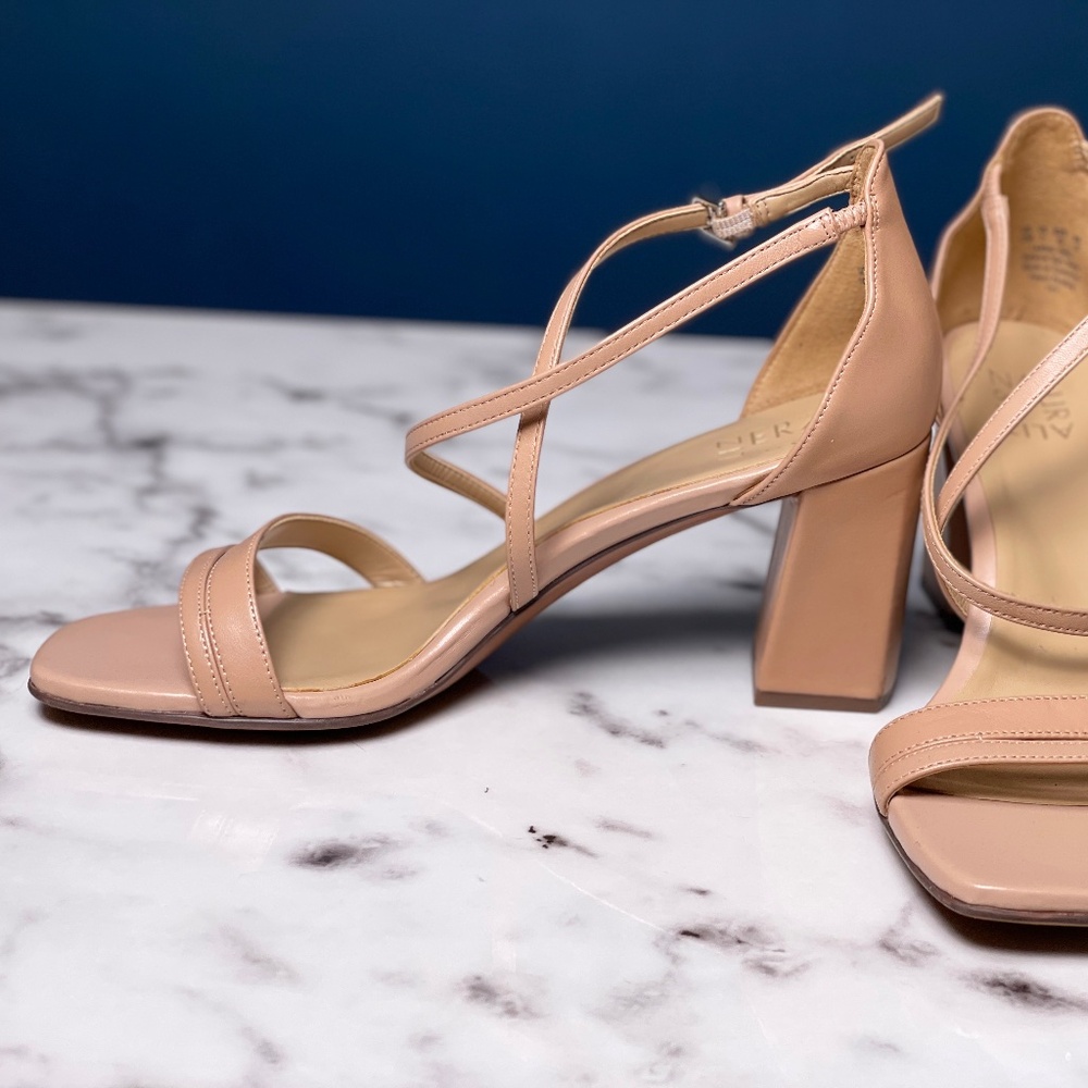 Light Beige NATURALIZER heeled sandal SIZE 10.5